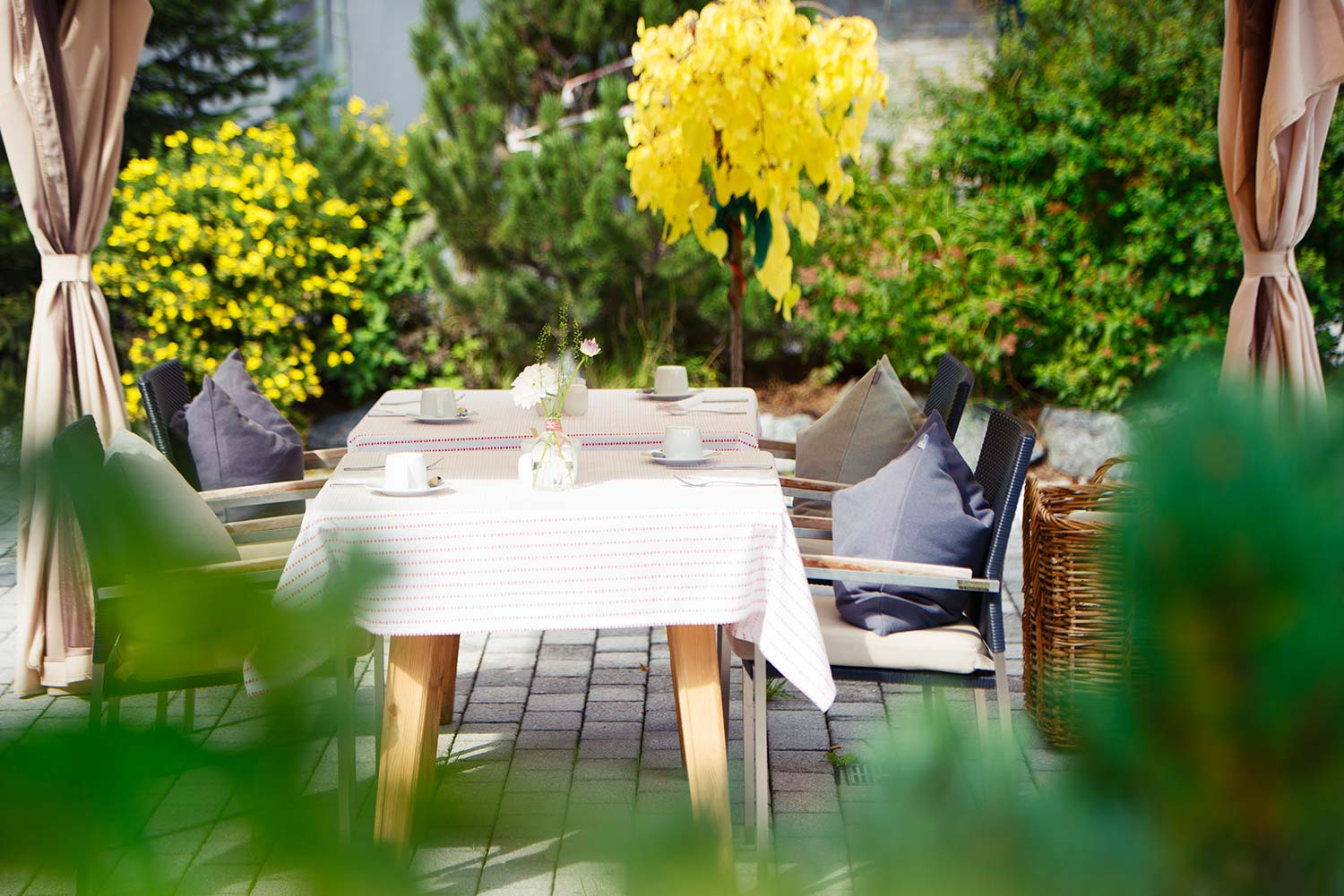 Garten im Skihotel Galzig im Sommer Garten im Skihotel Galzig im Sommer